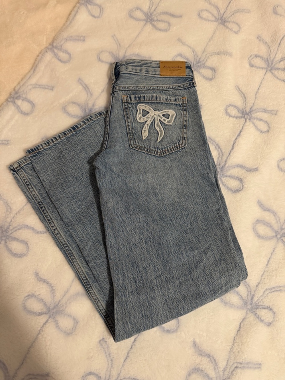 Abercrombie & Fitch Light Blue Embroidered Bow High-Rise Women’s Jeans